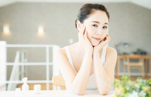 頬杖をする女性